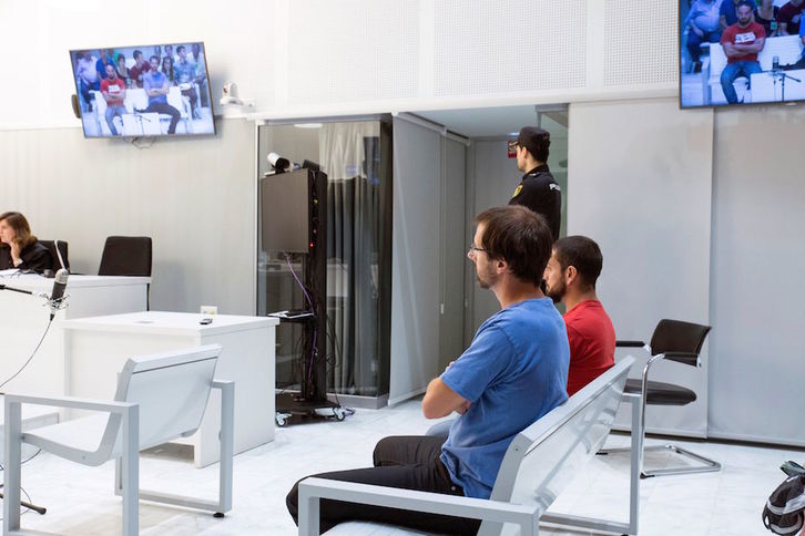 Los dos vecinos de Burlata, durante el juicio celebrado este lunes en Madrid. (Luca PIERGIOVANNI / POOL EFE)