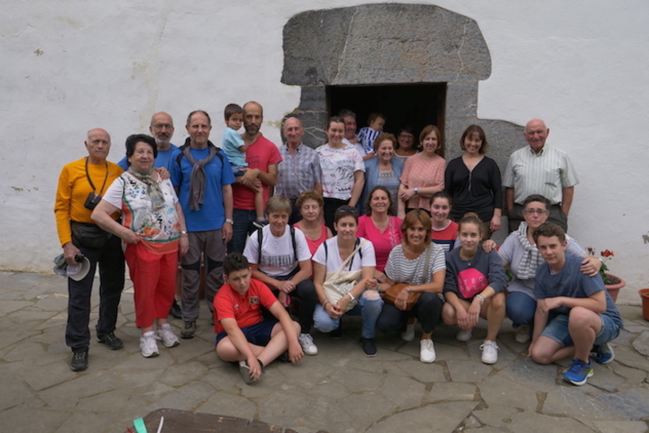 Errezilgo Basabe Barrenako Labaka familia eta bisitariak. (Gotzon ARANBURU)