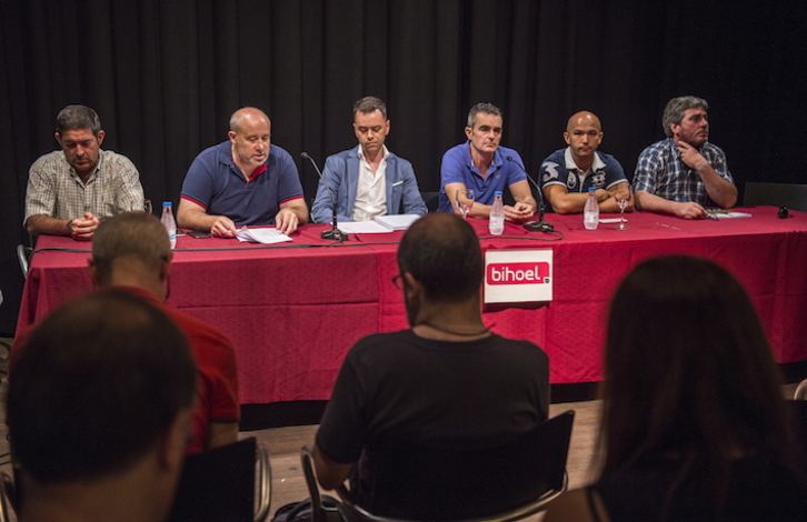 Comparecencia de los baserritarras agrupados en Bihoel. (Marisol RAMÍREZ/FOKU)