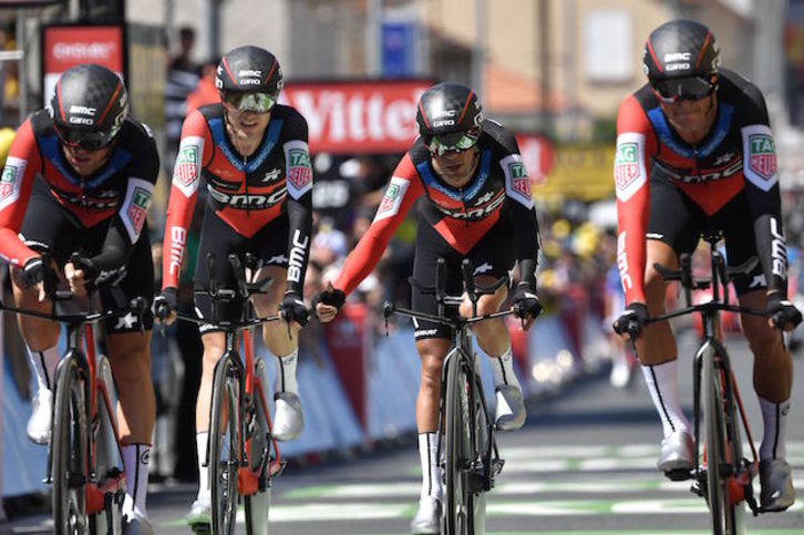 Los corredores del BMC entran en la meta de Cholet. (Philippe LOPEZ / AFP)
