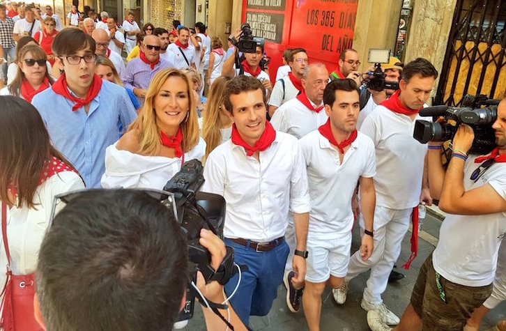 Ana Beltrán y Pablo Casado, de campaña interna en Sanfermines. (@pablocasado_)