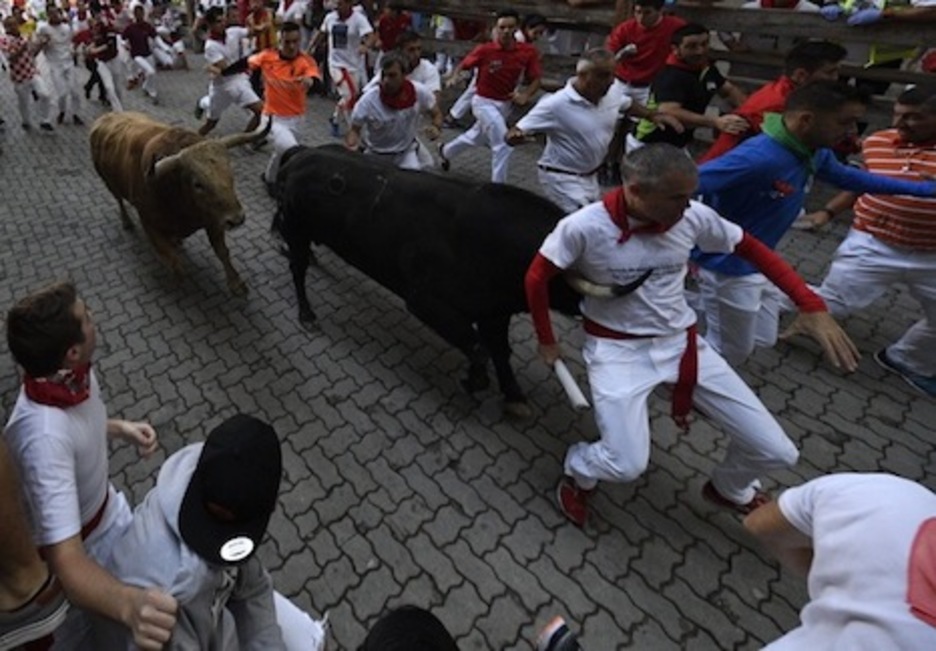 El pitón derecho de Hechizo asoma amenazante por debajo del brazo de un corredor. (Gorka RUBIO/FOKU) El pitón derecho de Hechizo asoma amenazante por debajo del brazo de un corredor. (Gorka RUBIO/FOKU)