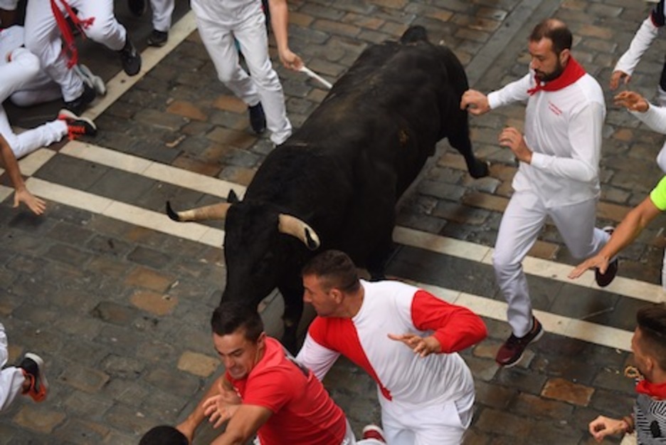 Hechizo avanza en solitario después de haberse caído en el segundo tramo de Estafeta. (Jon URBE/FOKU) Hechizo avanza en solitario después de haberse caído en el segundo tramo de Estafeta. (Jon URBE/FOKU)
