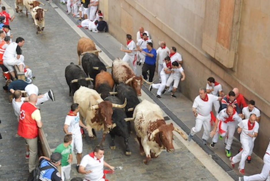 Una manada muy compacta sube Santo Domingo a toda velocidad. (Idoia ZABALETA/FOKU) Una manada muy compacta sube Santo Domingo a toda velocidad. (Idoia ZABALETA/FOKU)