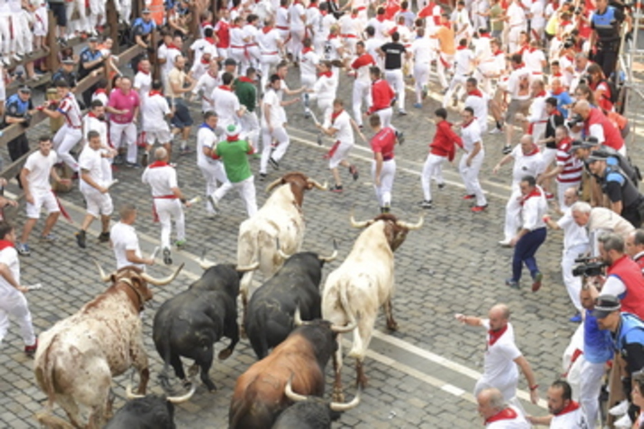 Corredores y manada recorren la plaza Consistorial. (Idoia ZABALETA/FOKU) Corredores y manada recorren la plaza Consistorial. (Idoia ZABALETA/FOKU)