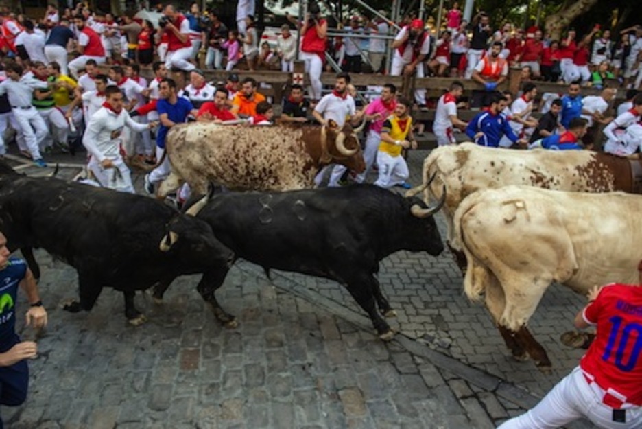 Los astados pasan a toda velocidad por Telefónica. (Lander F.ARROYABE/FOKU) Los astados pasan a toda velocidad por Telefónica. (Lander F.ARROYABE/FOKU)