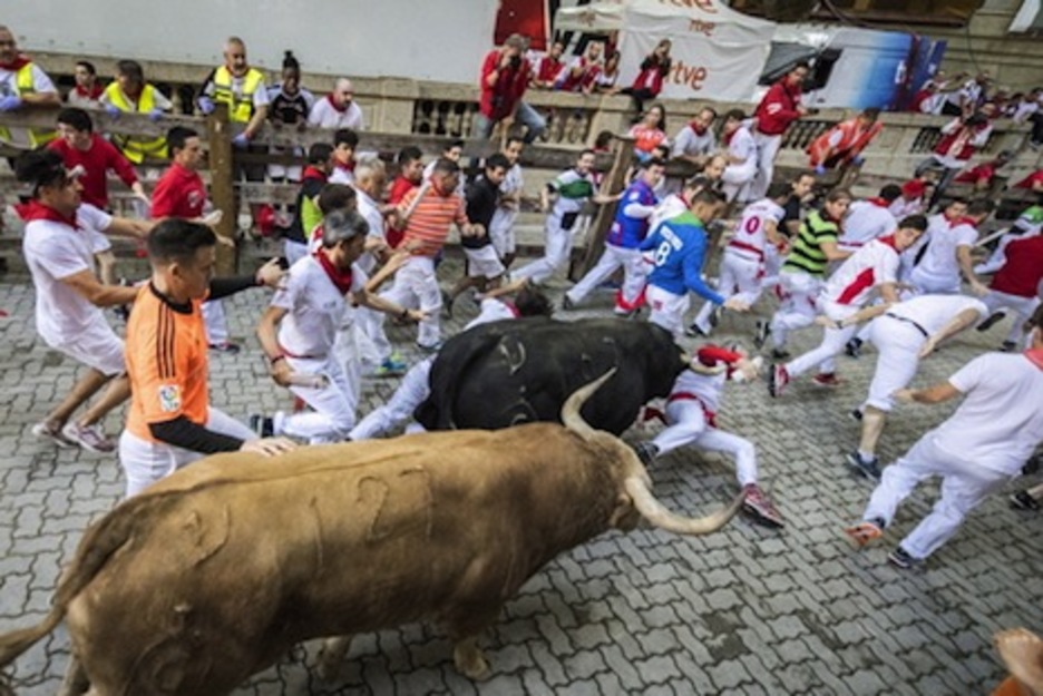 Un mozo termina en el suelo tras haber estado a punto de ser empitonado por Hechizo. (Gorka RUBIO/FOKU) Un mozo termina en el suelo tras haber estado a punto de ser empitonado por Hechizo. (Gorka RUBIO/FOKU)