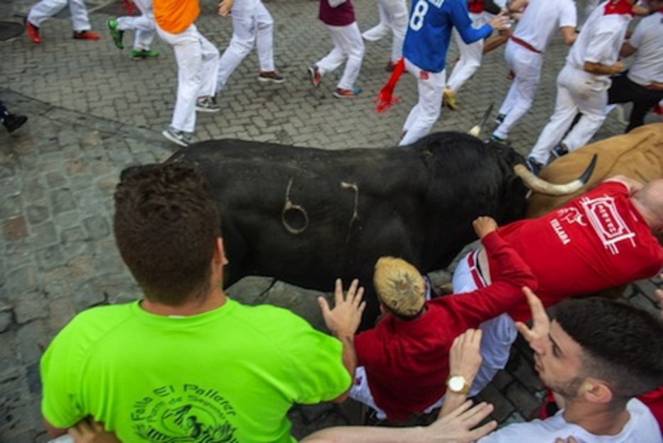 El rezagado Hechizo alcanza al castaño Tejedor. (Joseba SABALSSON/FOKU) El rezagado Hechizo alcanza al castaño Tejedor. (Joseba SABALSSON/FOKU)