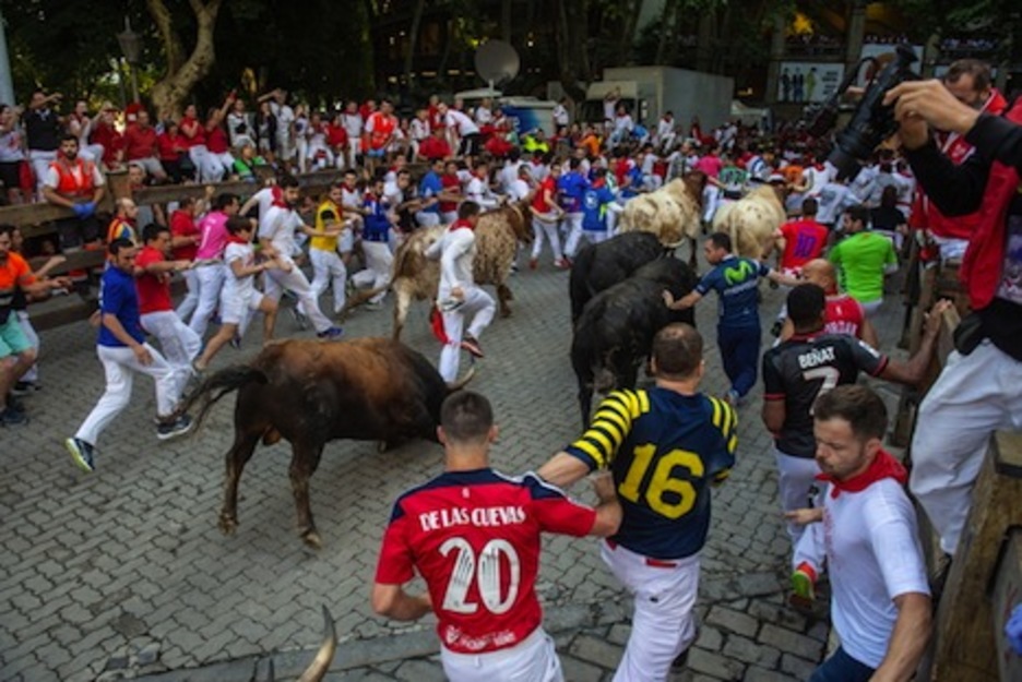 Libertador tropieza en el tramo del callejón. (Joseba SABALSSON/FOKU) Libertador tropieza en el tramo del callejón. (Joseba SABALSSON/FOKU)