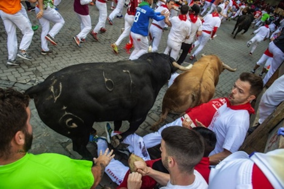 Momentos de apuro con los dos últimos astados de Fuente Ymbro. (Joseba SABALSSON/FOKU) Momentos de apuro con los dos últimos astados de Fuente Ymbro. (Joseba SABALSSON/FOKU)