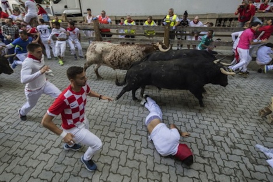 Los bravos Pasajero y Escogeperra enfilan a buen ritmo el callejón. (Gorka RUBIO/FOKU) Los bravos Pasajero y Escogeperra enfilan a buen ritmo el callejón. (Gorka RUBIO/FOKU)