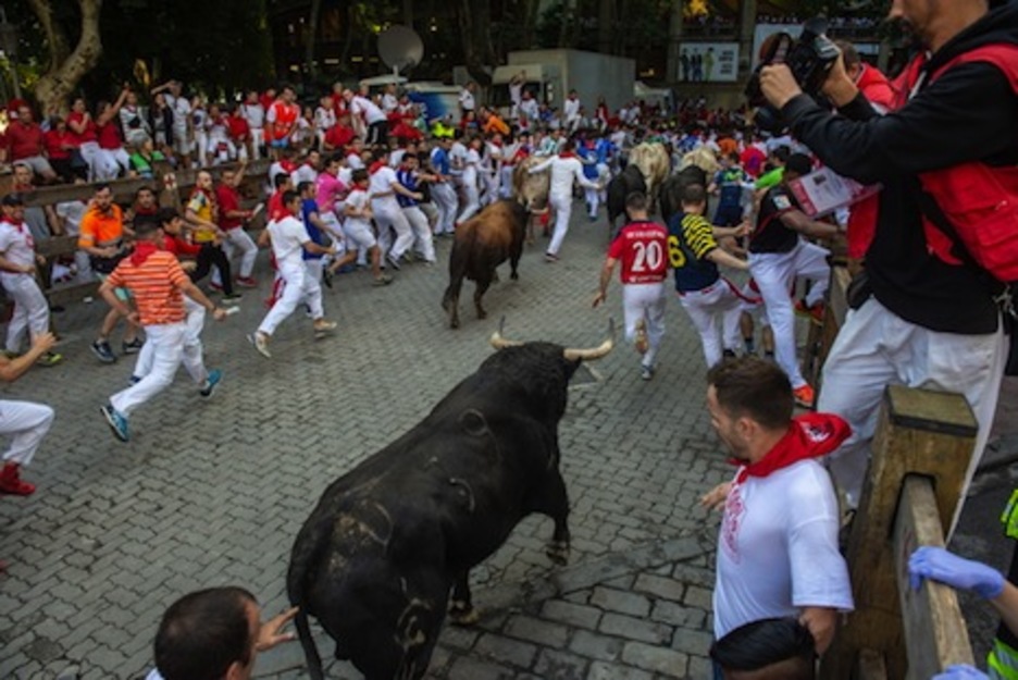 Los corredores se apartan al paso de Pijotero. (Joseba SABALSSON/FOKU) Los corredores se apartan al paso de Pijotero. (Joseba SABALSSON/FOKU)