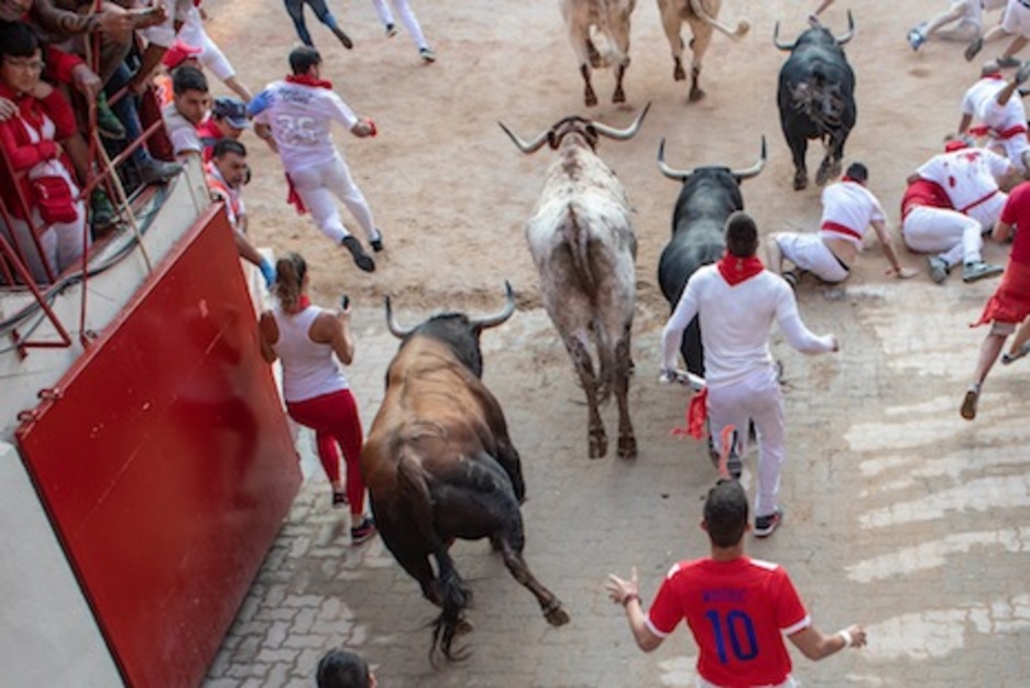 Libertador pasa rozando a una corredora. (Joseph SABALSSON/FOKU) Libertador pasa rozando a una corredora. (Joseph SABALSSON/FOKU)