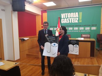 El alcalde, Gorka Urtaran, junto a la edil Estíbaliz Canto. (NAIZ)