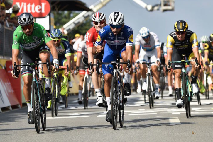 Fernando Gaviria cierra el puño para celebrar su segundo triunfo en este Tour. (Marco BERTORELLO / AFP)