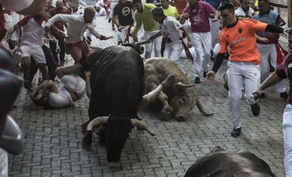 Toros y corredores ruedan por el suelo en el tramo del callejón. (Jagoba MANTEROLA/FOKU) Toros y corredores ruedan por el suelo en el tramo del callejón. (Jagoba MANTEROLA/FOKU)