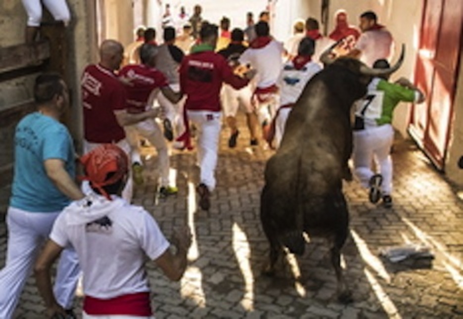 Un astado se levanta un poco entre los corredores (Jagoba MANTEROLA/FOKU) Un astado se levanta un poco entre los corredores (Jagoba MANTEROLA/FOKU)