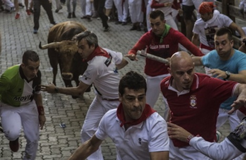 El astado ya levantado enfila hacia los mozos. (Jagoba MANTEROLA/FOKU) El astado ya levantado enfila hacia los mozos. (Jagoba MANTEROLA/FOKU)