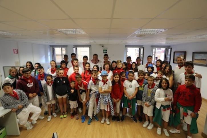 Asiron, con los niños y niñas con los que ha compartido el encierro. (AYUNTAMIENTO DE IRUÑEA)
