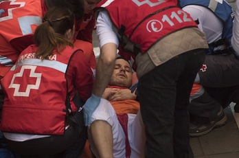 Un herido recibe atenciones en Estafeta. (Juan Carlos RUIZ/FOKU)