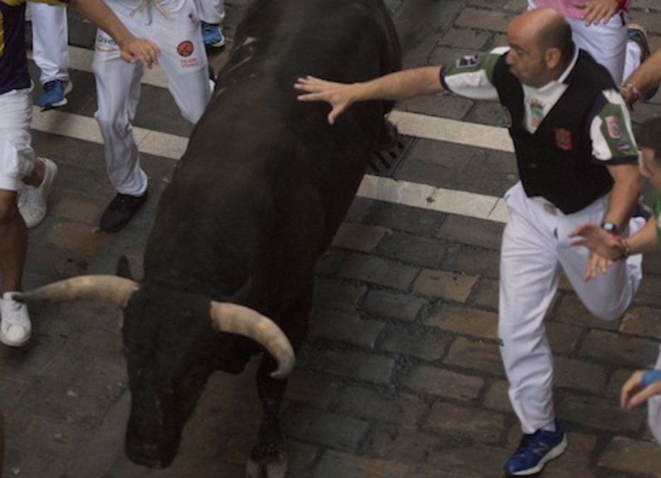 Posando la mano sobre el toro, un gesto que está prohibido. (Juan Carlos RUIZ/FOKU)