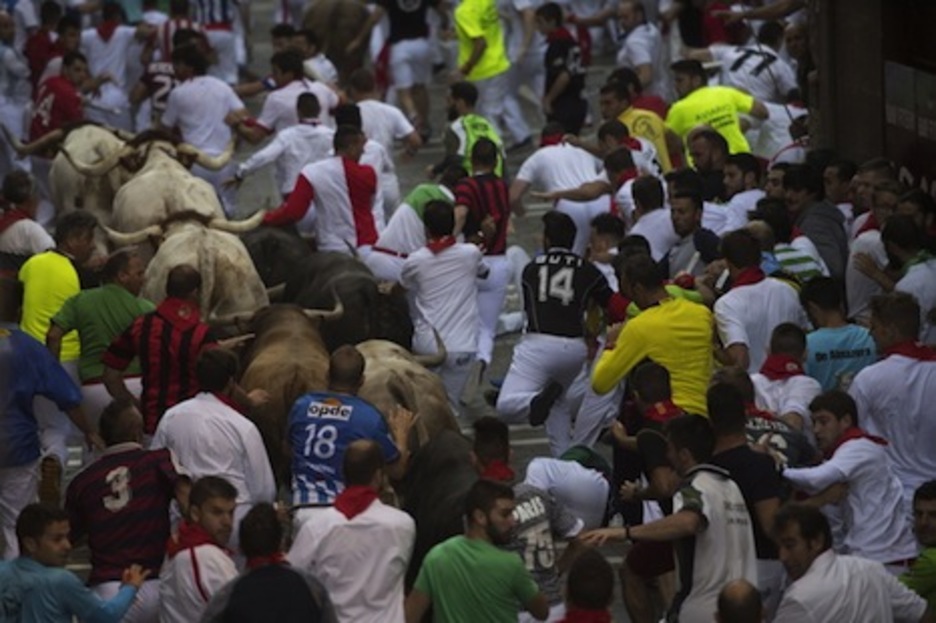Los toros corren por Estafeta rodeados de corredores. (Juan Carlos RUIZ/FOKU) Los toros corren por Estafeta rodeados de corredores. (Juan Carlos RUIZ/FOKU)