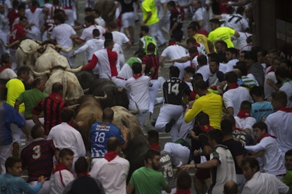 Los toros corren por Estafeta rodeados de corredores. (Juan Carlos RUIZ/FOKU)