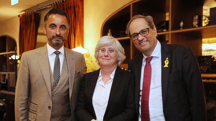 Quim Torra junto a Clara Ponsatí y el abogado de esta Aamer Anwar. (@QuimTorraiPla)