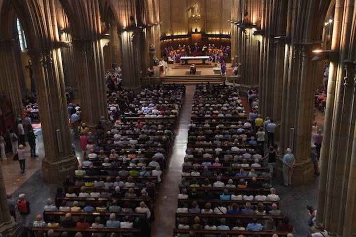 La catedral del Buen Pastor ha quedado abarrotada en el funeral por José María Setién. (Jon URBE/FOKU)
