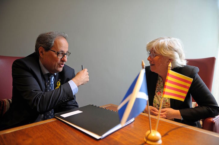 Quim Torra, junto a Clara Ponsatí en Edimburgo. (Andy BUCHANAN/AFP)
