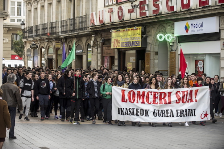 Movilización contra la Lomce en Gasteiz, convocada por Ikasle Abertzaleak. (Jaizki FONTANEDA / FOKU)