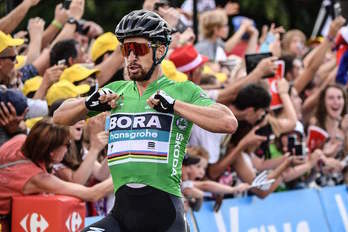 Peter Sagan entra victorioso en la meta de Quimper. (Jeff PACHOUD / AFP)