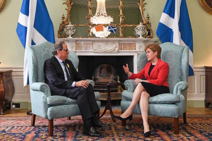 Quim Torra y Nicola Sturgeon, durante su encuentro en Edimburgo. (JEFF J MITCHELL / AFP)