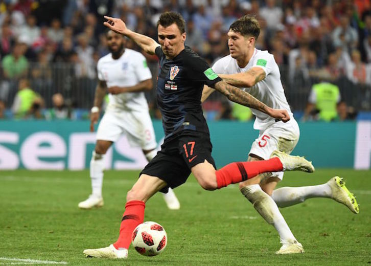 Mandzukic se dispone a marcar con su zurda el gol que ha dado la victoria a Croacia. (YURI CORTEZ / AFP)