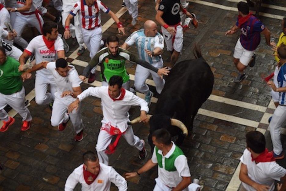 Un corredor coge el cuerno de uno de los Victoriano del Río. (Jon URBE/FOKU) Un corredor coge el cuerno de uno de los Victoriano del Río. (Jon URBE/FOKU)