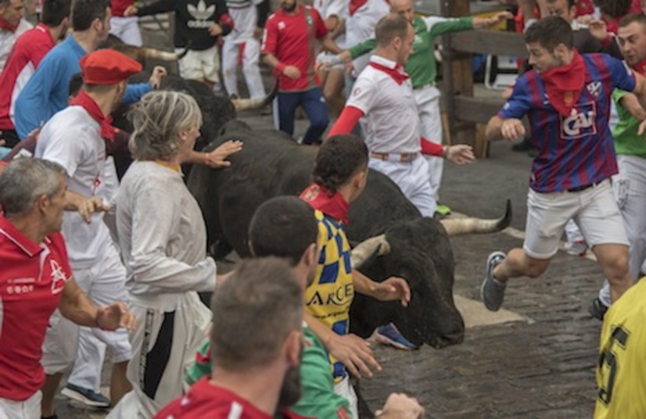Tres Victoriano del Río enfilan Telefónica. (Andoni CANELLADA/FOKU) Tres Victoriano del Río enfilan Telefónica. (Andoni CANELLADA/FOKU)