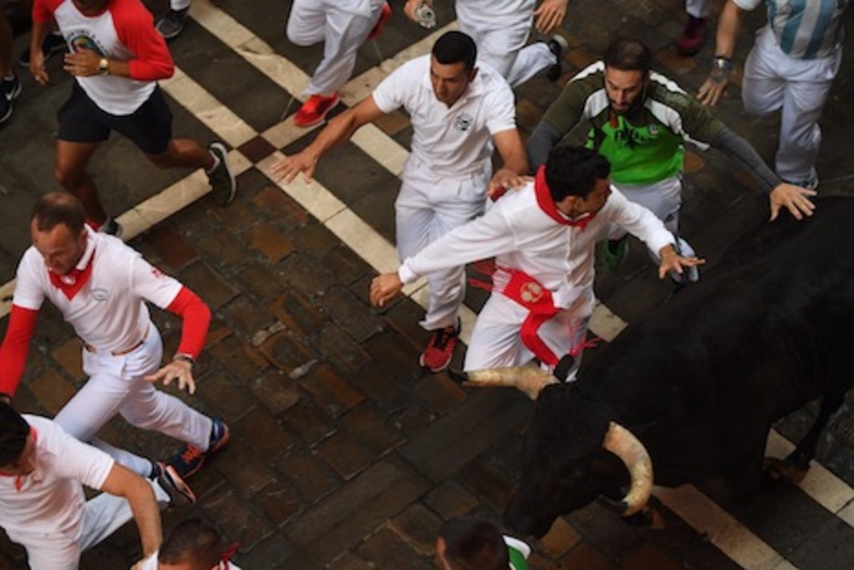 Toro y mozos corren sobre el adoquinado mojado de la Estafeta. (Jon URBE/FOKU) Toro y mozos corren sobre el adoquinado mojado de la Estafeta. (Jon URBE/FOKU)
