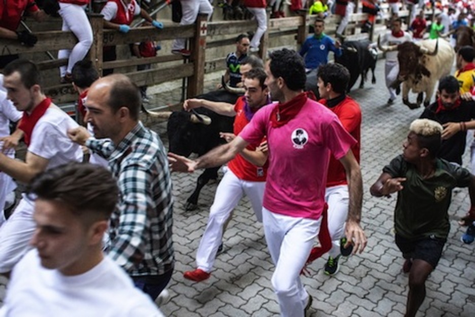Un astado corre bien escoltado por los mozos en el callejón. (Josef SABALSSON/FOKU) Un astado corre bien escoltado por los mozos en el callejón. (Josef SABALSSON/FOKU)