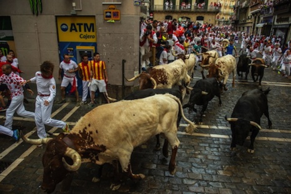 La parte delantera de la manada empieza a tomar la curva de Estafeta. (Lander F. ARROYABE/FOKU) La parte delantera de la manada empieza a tomar la curva de Estafeta. (Lander F. ARROYABE/FOKU)