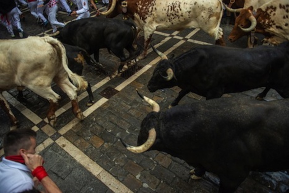 Los Victoriano del Río toman la curva sin problemas a pesar de su velocidad y el suelo mojado. (Lander F. ARROYABE/FOKU) Los Victoriano del Río toman la curva sin problemas a pesar de su velocidad y el suelo mojado. (Lander F. ARROYABE/FOKU)