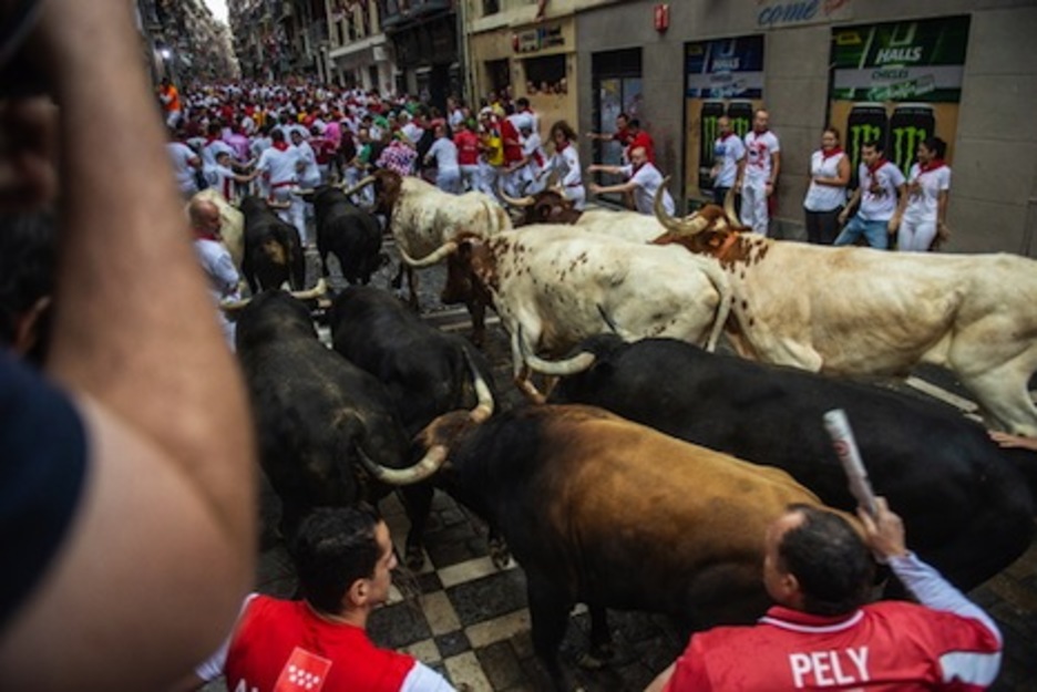 Los seis bravos, en grupos de dos, siguen su veloz camino. (Lander F. ARROYABE/FOKU) Los seis bravos, en grupos de dos, siguen su veloz camino. (Lander F. ARROYABE/FOKU)