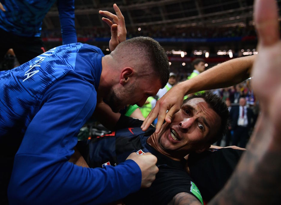 El delantero croata pronto se percató de que debajo había un fotógrafo. (Yuri CORTEZ / AFP)