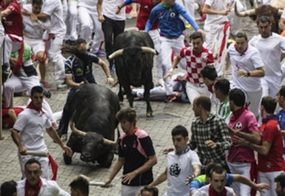 Uno de los morlacos pierde las ‘manos’ y cae en el suelo. (Jagoba MANTEROLA/FOKU) Uno de los morlacos pierde las ‘manos’ y cae en el suelo. (Jagoba MANTEROLA/FOKU)