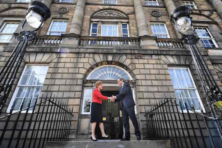 Torra fue ayer recibido por la primera ministra escocesa, Nicola Sturgeon. (Jeff J. MITCHELL/AFP)