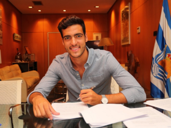 Mikel Merino firma su contrato como jugador realista. (Real Sociedad)