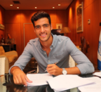 Mikel Merino firma su contrato como jugador realista. (Real Sociedad)