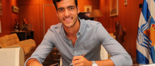 Mikel Merino firma su contrato como jugador realista. (Real Sociedad)