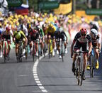 Dan Martin ha aguantado ante el acoso de Latour y se ha alzado con la victoria. (Jeff PACHOUD / AFP)