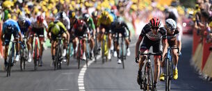 Dan Martin ha aguantado ante el acoso de Latour y se ha alzado con la victoria. (Jeff PACHOUD / AFP)