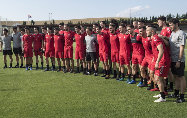 Plantilla y cuerpo técnico posan en la primera sesión del nuevo curso. (Jagoba MANTEROLA / FOKU)